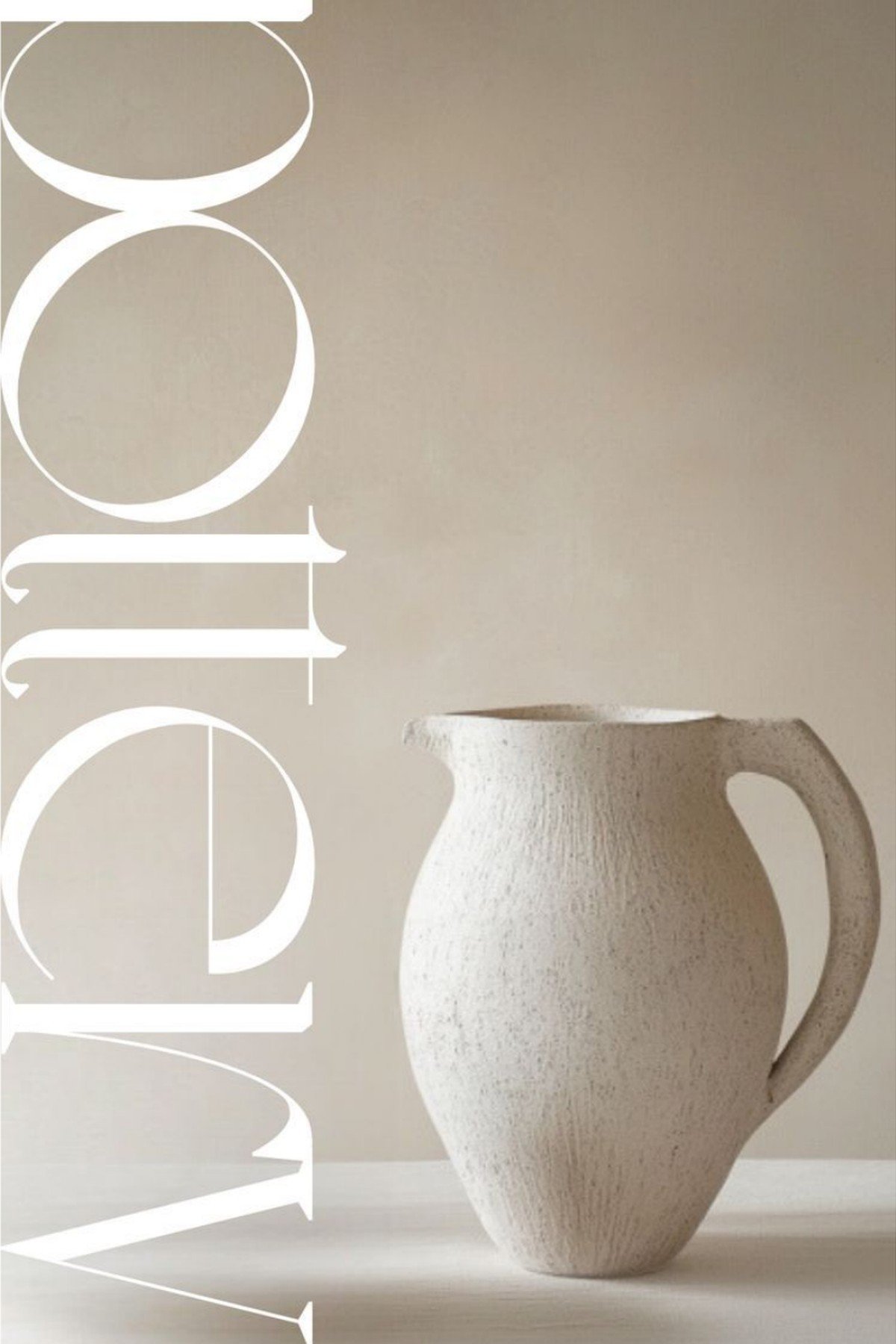 Vaso de cerâmica artesanal em tons claros