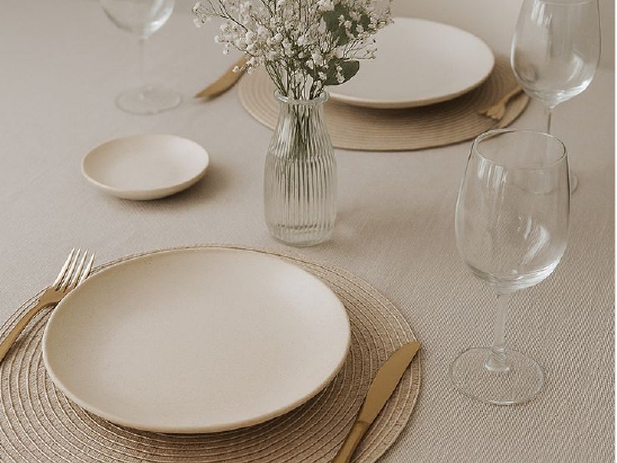 Mesa posta com flores e louças claras